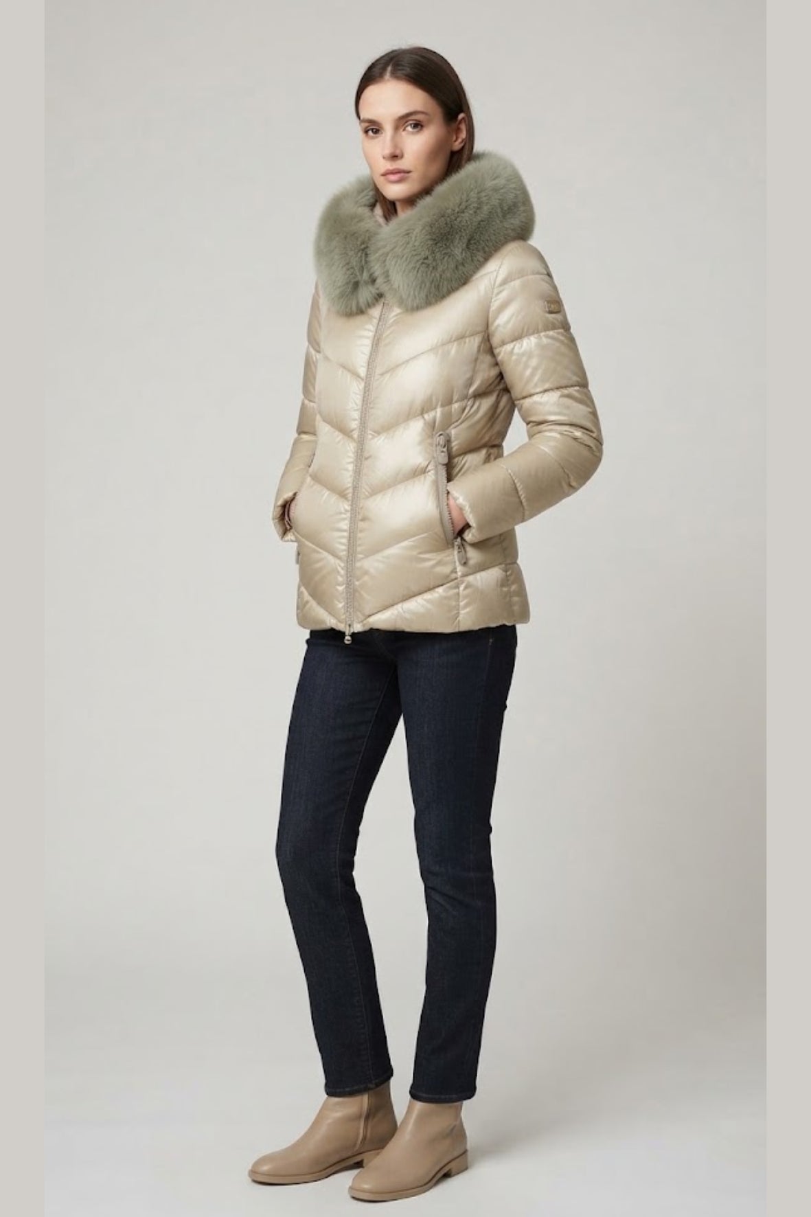 piumino a taglio diagonali con cappuccio in pelliccia LIN3503 CHAMPAGNE LINDAS 