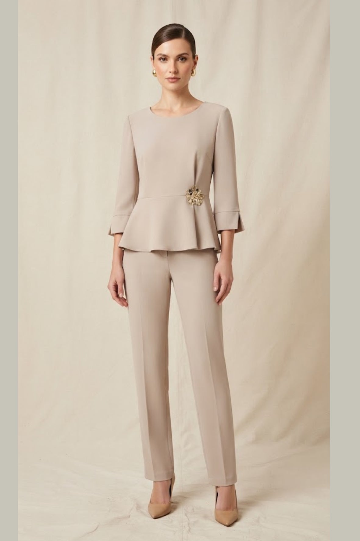Completo Elegante con Blusa Peplum e Dettaglio Gioiello LIB26596 CREMA MARICLA 