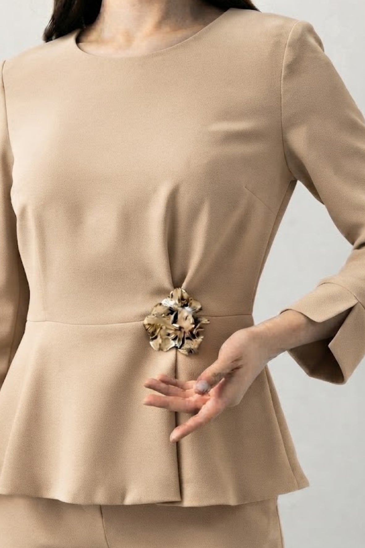 Completo Elegante con Blusa Peplum e Dettaglio Gioiello LIB26596 CREMA MARICLA 