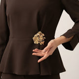 Completo Elegante con Blusa Peplum e Dettaglio Gioiello LIB26596 MORO MARICLA 