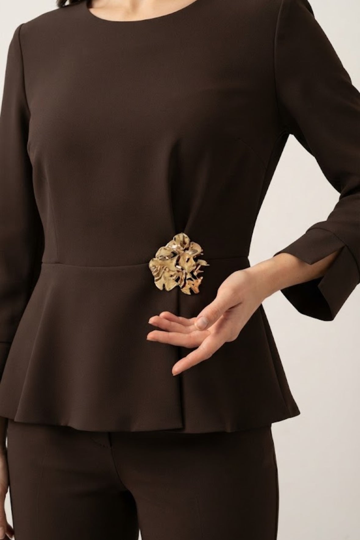 Completo Elegante con Blusa Peplum e Dettaglio Gioiello LIB26596 MORO MARICLA 