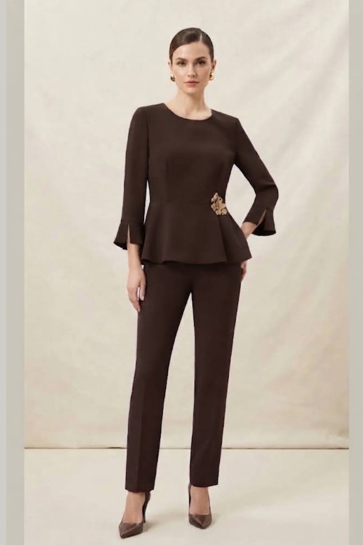 Completo Elegante con Blusa Peplum e Dettaglio Gioiello LIB26596 MORO MARICLA 