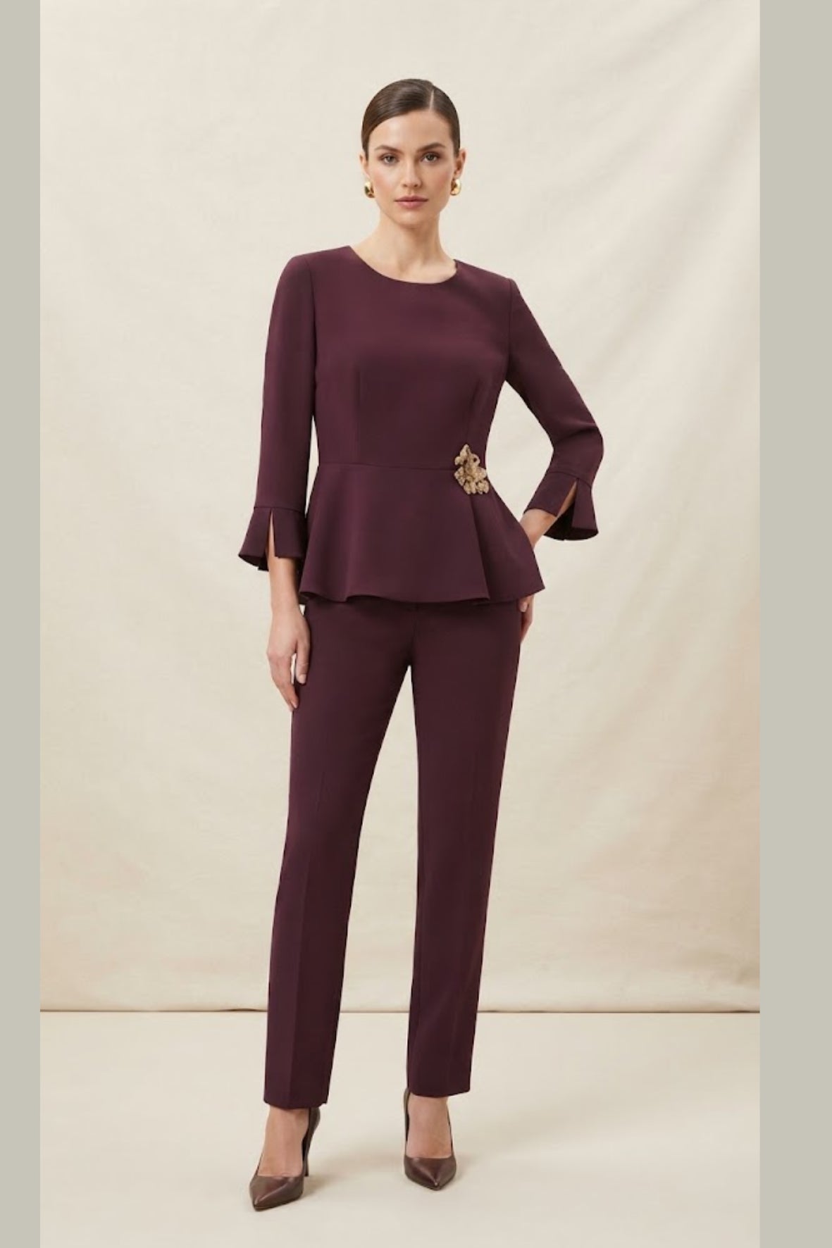 Completo Elegante con Blusa Peplum e Dettaglio Gioiello LIB26596 VINO MARICLA 