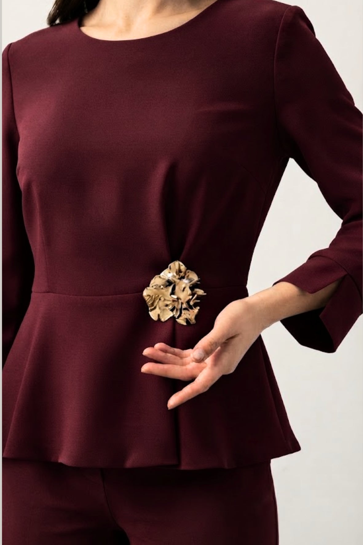 Completo Elegante con Blusa Peplum e Dettaglio Gioiello LIB26596 VINO MARICLA 