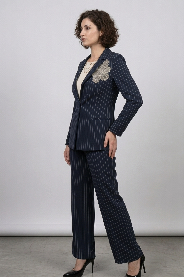 Tailleur Gessato con Dettaglio Floreale ADELINA BLU MARICLA 