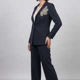 Tailleur Gessato con Dettaglio Floreale ADELINA BLU MARICLA 