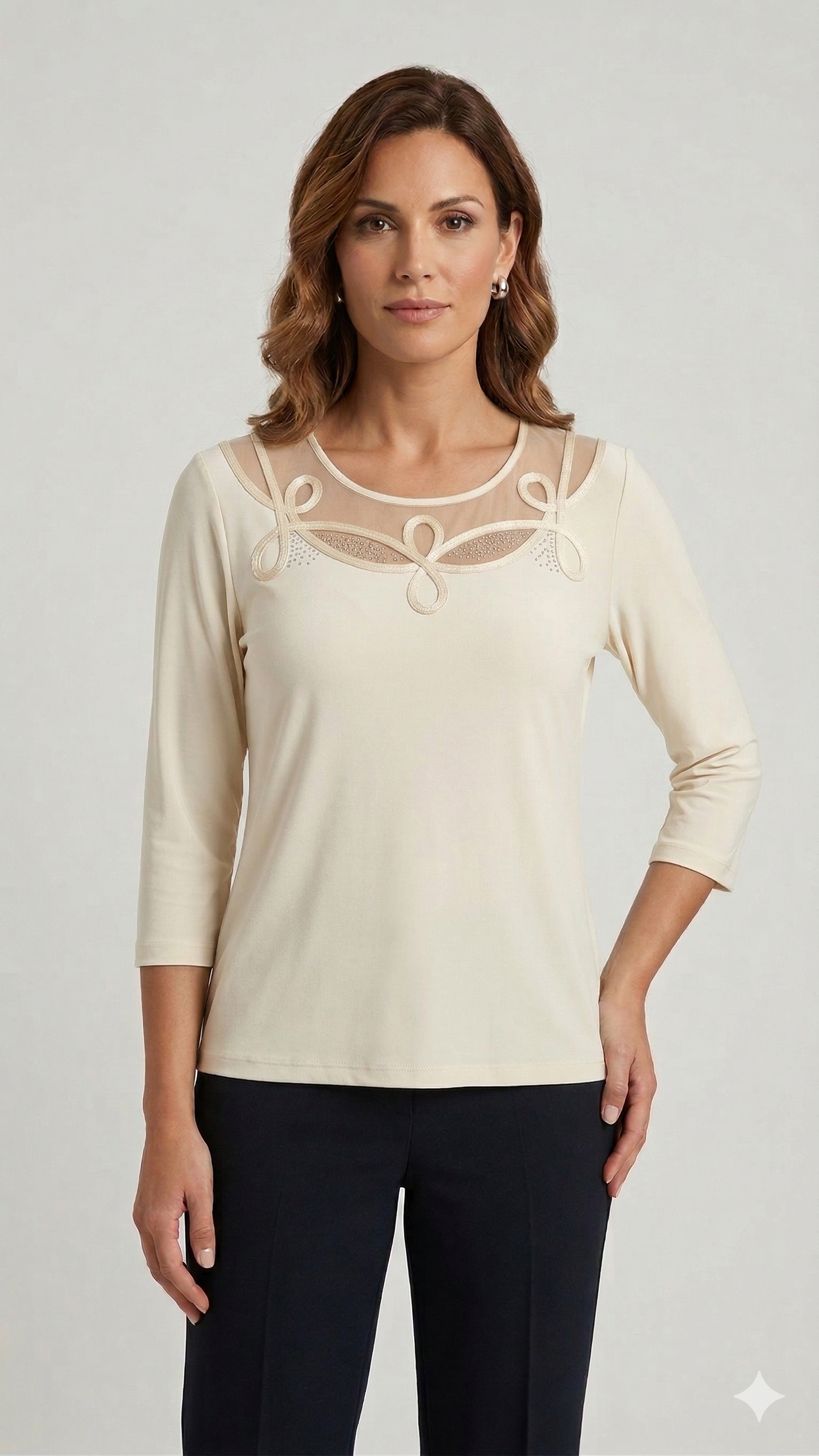 Maglia Elegante con Scollo Decorato e Dettagli Luce PER 26109 CREMA MARICLA 