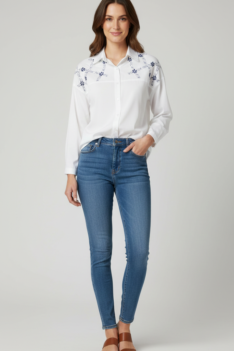 Camicia Over con Ricami Floreali e Dettagli Strass CF50100 BIANCO CARLA FERRONI 