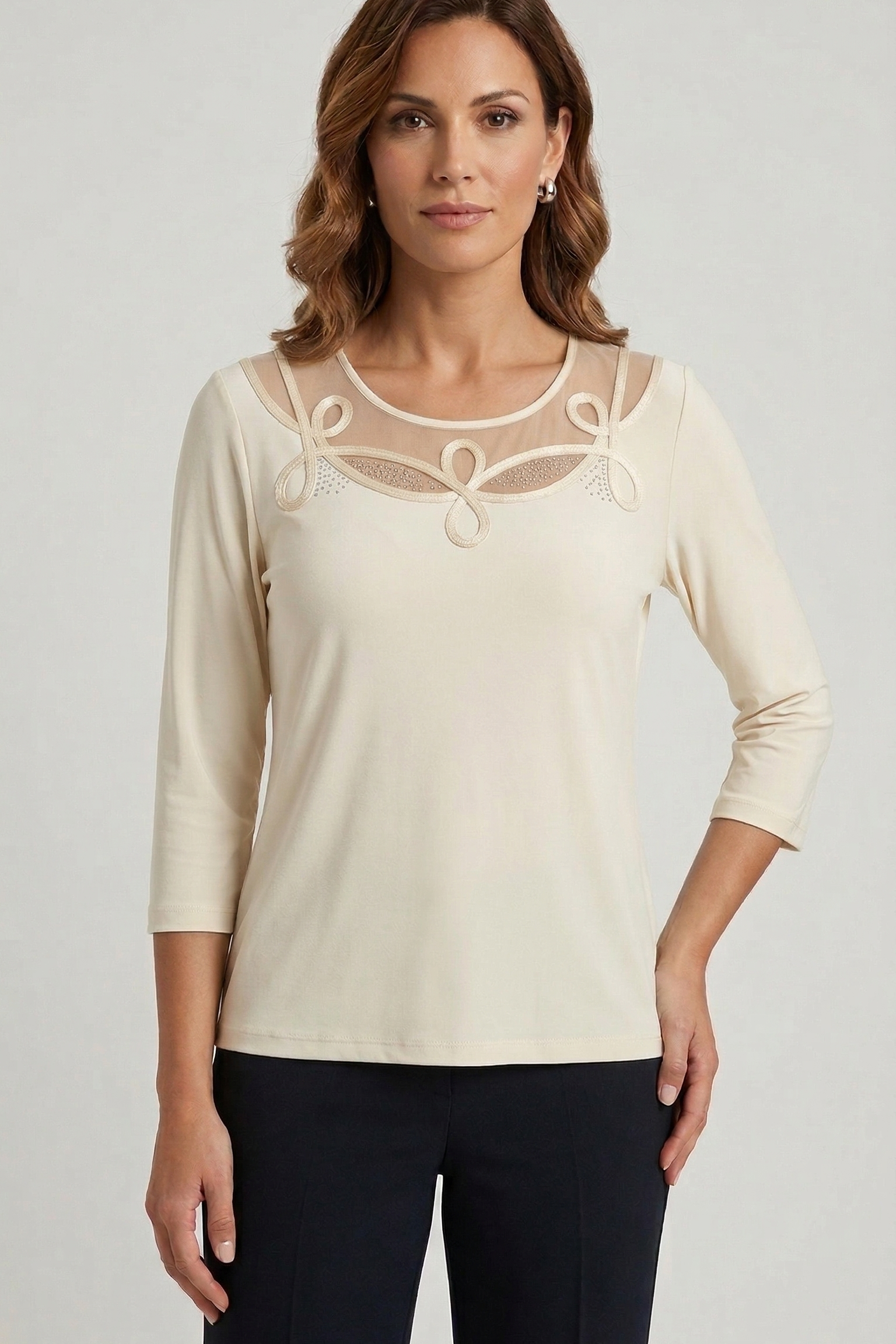 Maglia Elegante con Scollo Decorato e Dettagli Luce PER 26109 CREMA MARICLA 