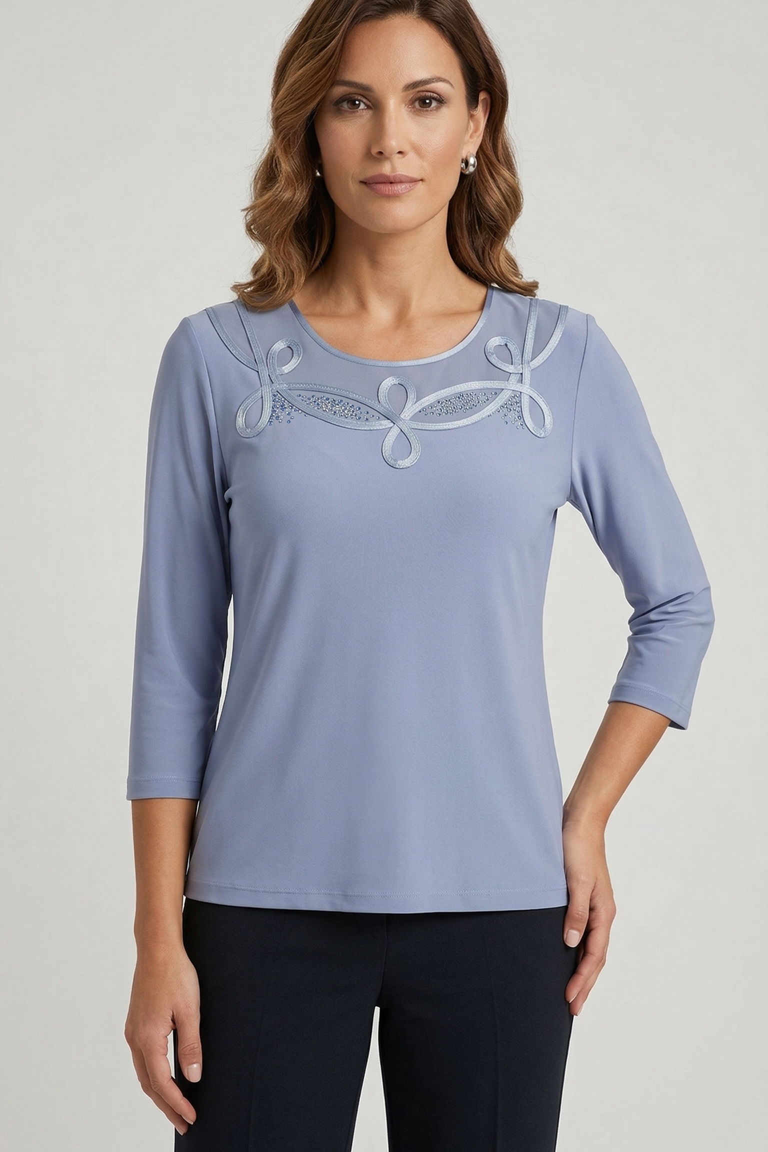 Maglia Elegante con Scollo Decorato e Dettagli Luce PER 26109 CELESTE MARICLA 