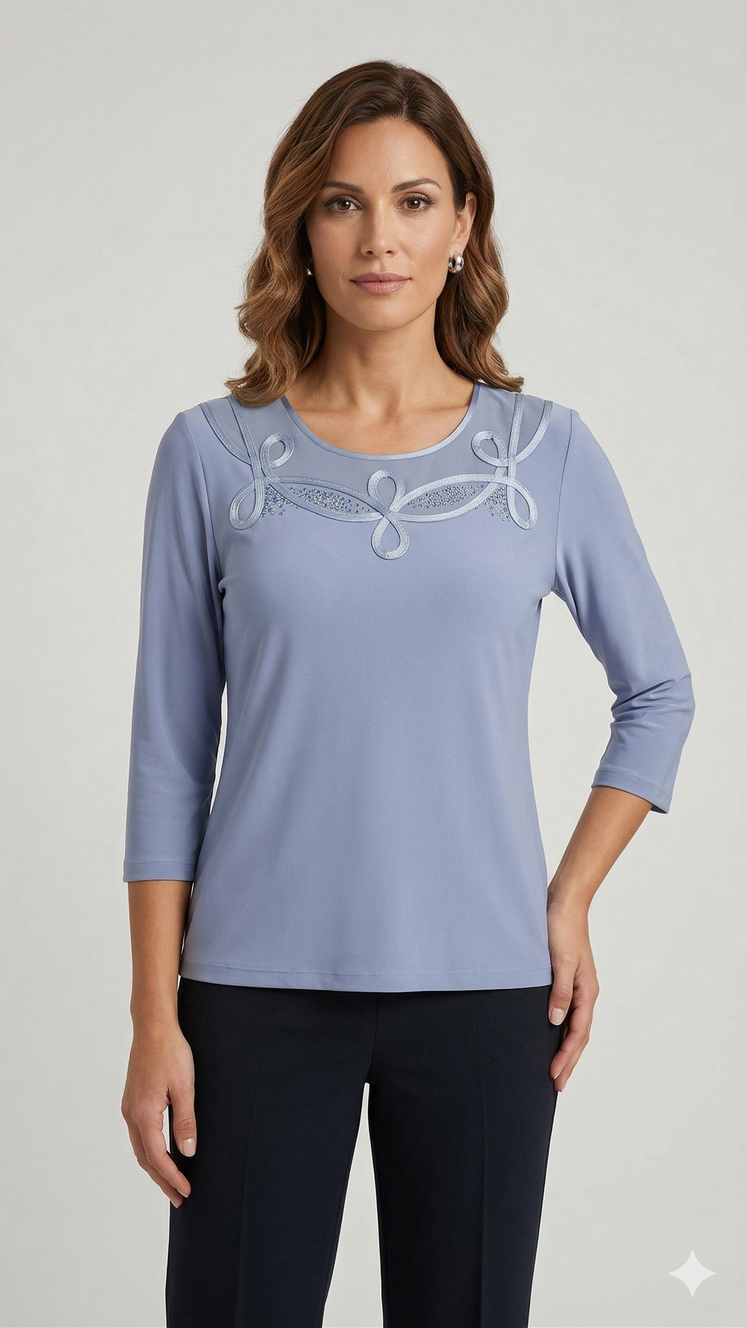 Maglia Elegante con Scollo Decorato e Dettagli Luce PER 26109 CELESTE MARICLA 