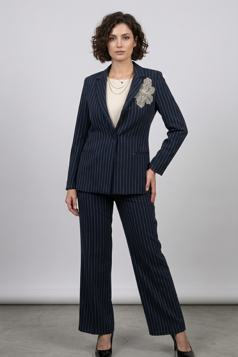 Tailleur Gessato con Dettaglio Floreale ADELINA BLU MARICLA 