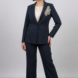 Tailleur Gessato con Dettaglio Floreale ADELINA BLU MARICLA 